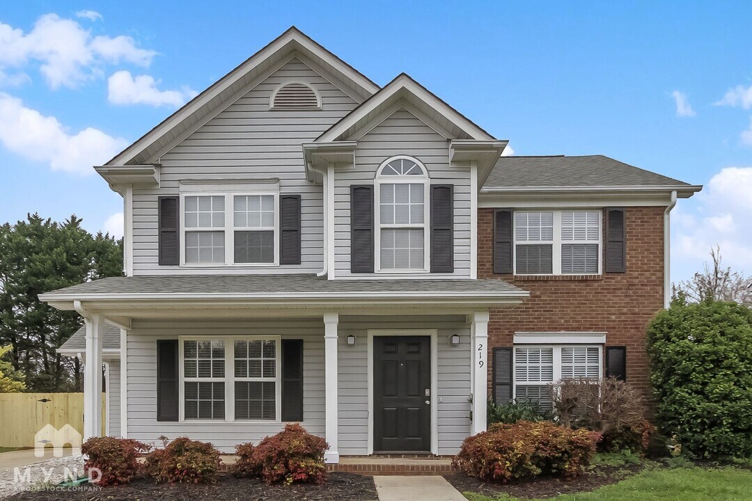 219 Chattaroy Dr in Charlotte, NC - Building Photo