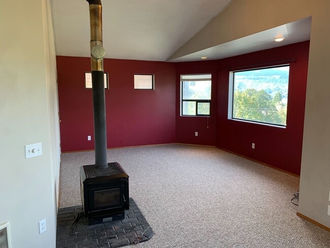 802 Mollie Ave in Hood River, OR - Building Photo - Building Photo
