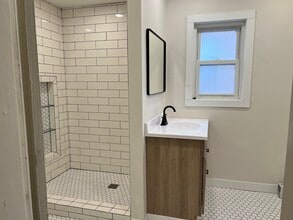 915 W 5th St, Unit Apt 2 in Winona, MN - Foto de edificio - Building Photo