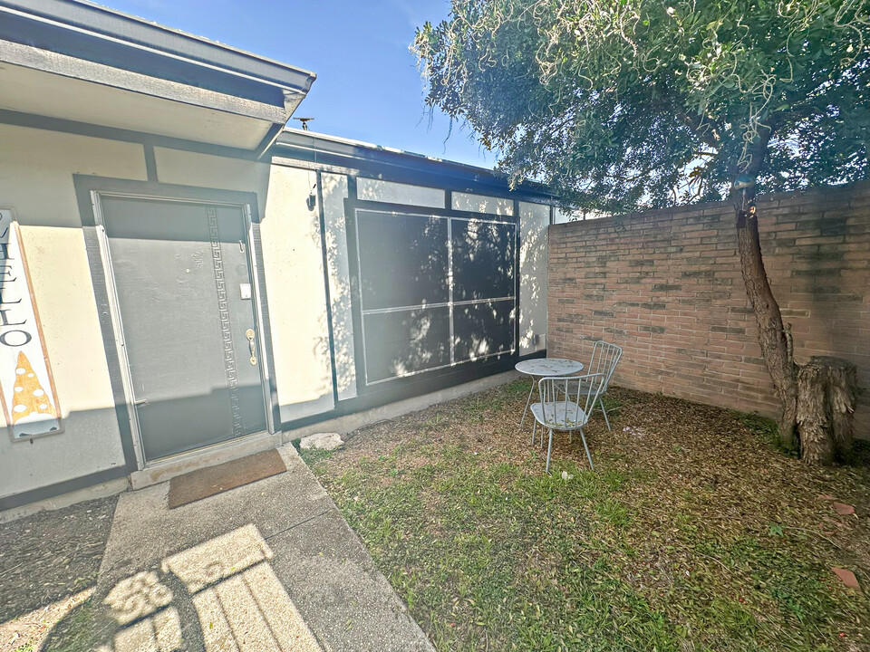 4015 Burning Tree Dr in San Antonio, TX - Building Photo