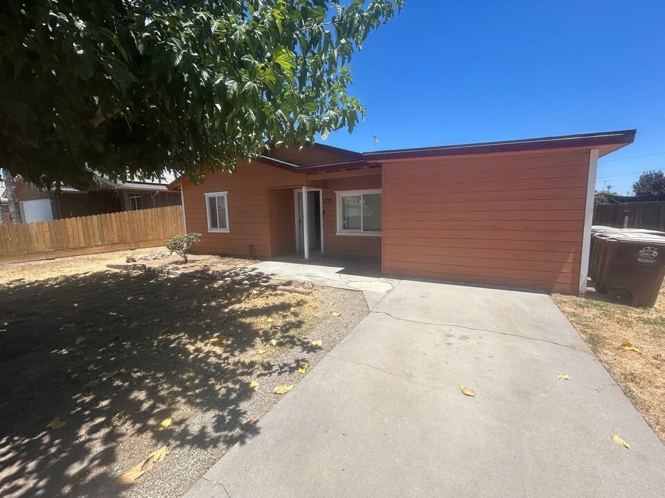 10841 Jensen St in Armona, CA - Building Photo