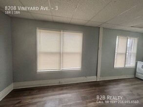 8208 Vineyard Ave in Cleveland, OH - Foto de edificio - Building Photo