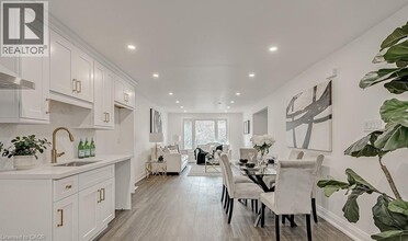 16 Upper Canada Dr in Waterloo, ON - Building Photo - Building Photo