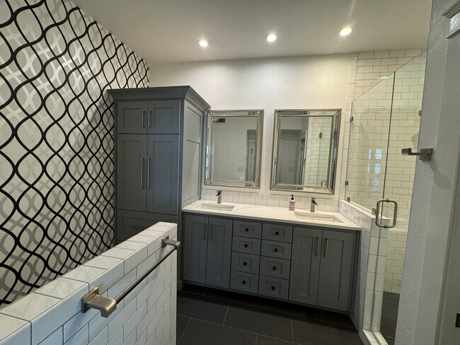116 E French Pl in San Antonio, TX - Building Photo - Building Photo