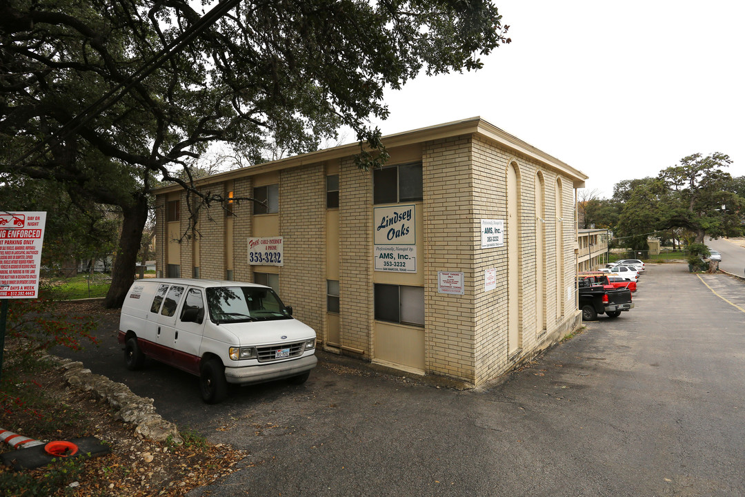 Lindsay Oaks Apartments in San Marcos, TX - Building Photo