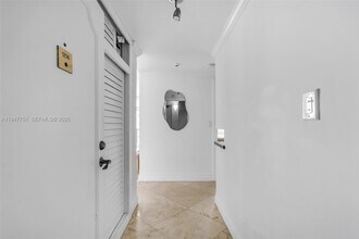 1408 Brickell Bay Dr in Miami, FL - Building Photo - Building Photo