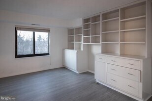 205 Yoakum Pkwy in Alexandria, VA - Building Photo