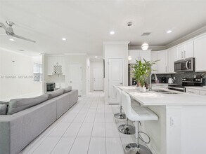 4325 Large Leaf Ln in Hollywood, FL - Foto de edificio - Building Photo