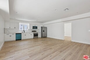 2111 Holly Dr in Los Angeles, CA - Building Photo