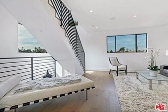 6077 Hargis St in Los Angeles, CA - Foto de edificio - Building Photo