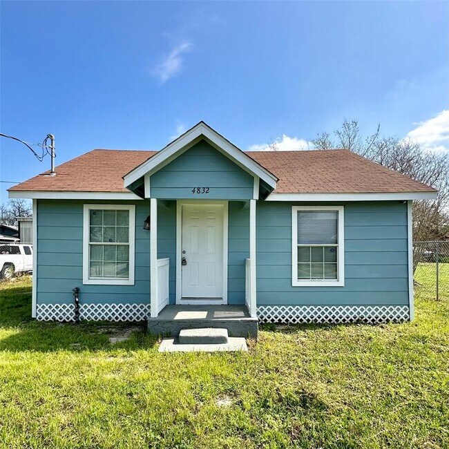 4832 Sayers St photo'