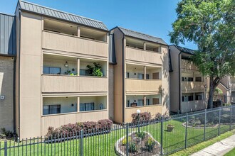 Hearthwood Condo in Houston, TX - Building Photo - Building Photo