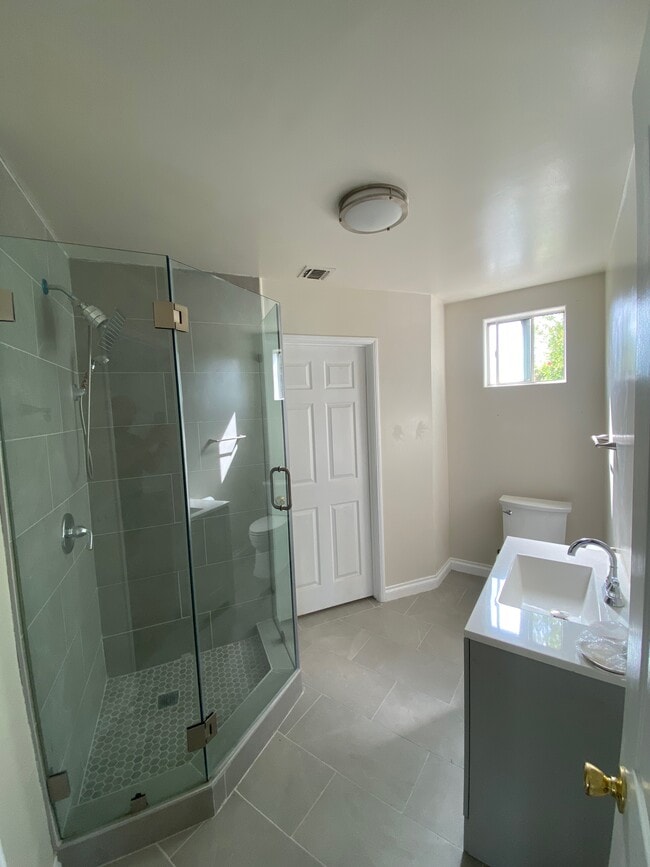 22636 Oxnard St in Woodland Hills, CA - Foto de edificio - Building Photo