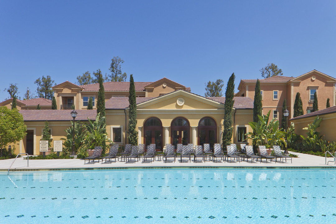 Cypress Village Apartment Homes in Irvine, CA - Foto de edificio