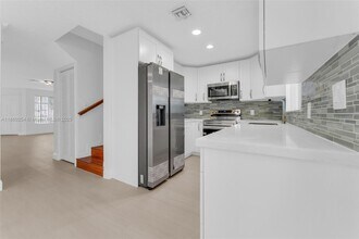 9745 NW 37th St in Sunrise, FL - Building Photo - Building Photo