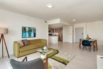 1710 SW 27th Ave in Miami, FL - Foto de edificio - Building Photo