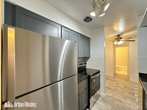 3815 N Pine Grove Ave, Unit 210 in Chicago, IL - Foto de edificio - Building Photo