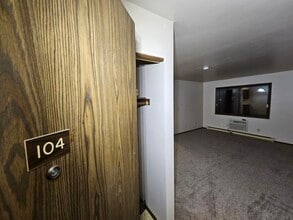 401 N East St, Unit 104 in Weyauwega, WI - Foto de edificio - Building Photo