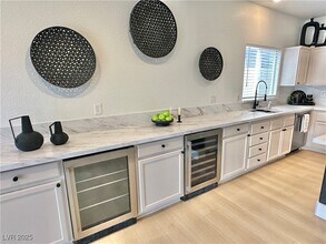 10195 Queensbury Ave in Las Vegas, NV - Building Photo - Building Photo