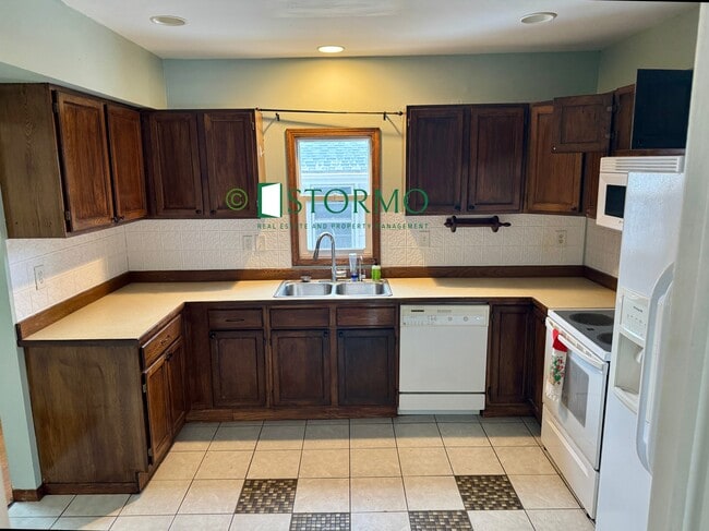 626 Oak St NE in Hutchinson, MN - Foto de edificio - Building Photo