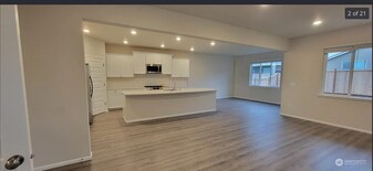 1029 Panoramic Lp in Bremerton, WA - Building Photo