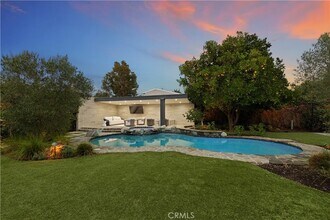 5946 Woodlake Ave in Los Angeles, CA - Foto de edificio - Building Photo