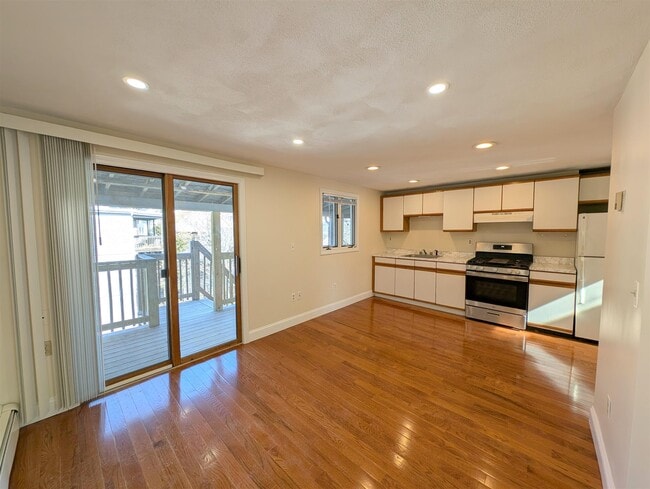 6 Evergreen Sq, Unit 3