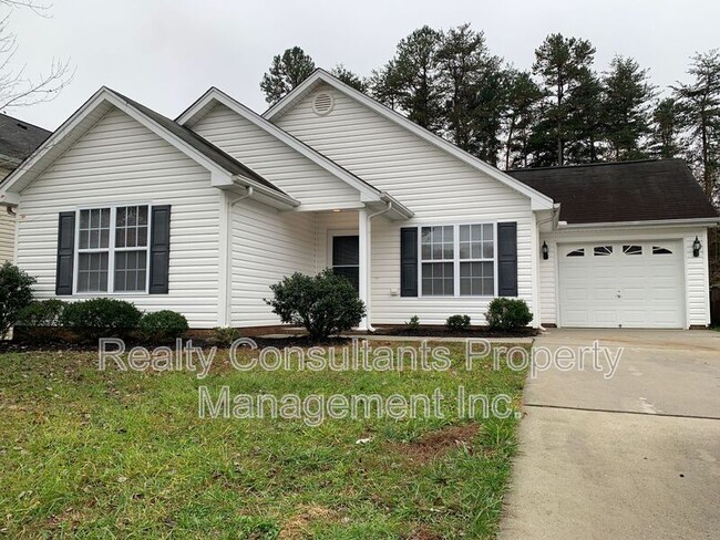 913 Meadow Oak Dr in Greensboro, NC - Foto de edificio - Building Photo