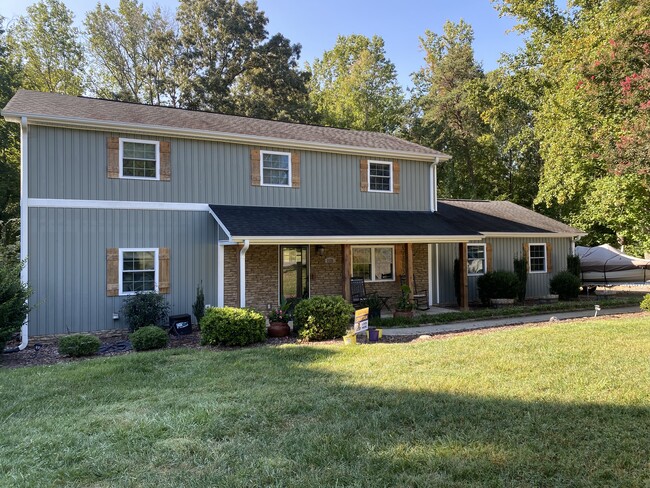 1925 Scalesville Rd in Summerfield, NC - Foto de edificio - Building Photo