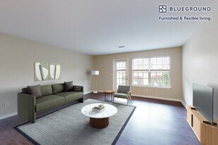 100 Court N Dr in Melville, NY - Building Photo