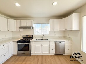 1421 Centinela Ave in Santa Monica, CA - Foto de edificio - Building Photo