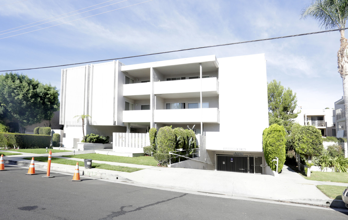 Valley Wilshire in Sherman Oaks, CA - Building Photo