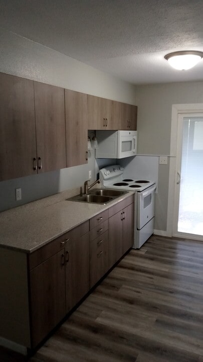 245 12th St, Unit 2B in Silvis, IL - Building Photo
