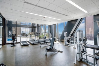 175 E Delaware Plz, Unit 7010 in Chicago, IL - Foto de edificio - Building Photo