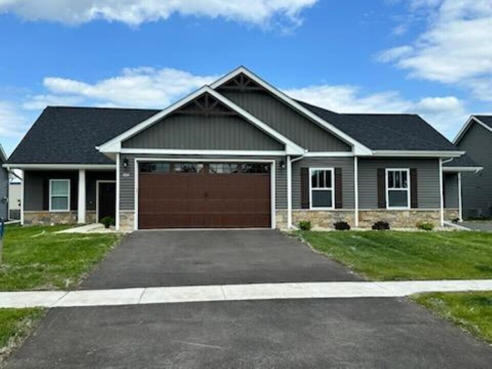 727 Anjali Ct in Sycamore, IL - Building Photo