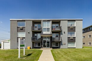 Calvin Manor in Regina, SK - Building Photo