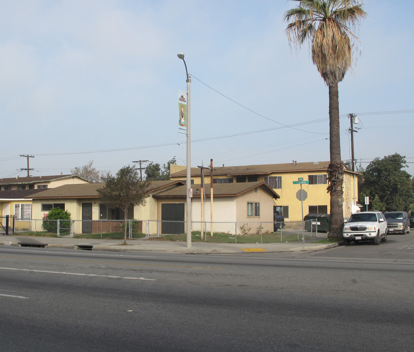 4723 E Rosecrans Aly in Compton, CA - Foto de edificio