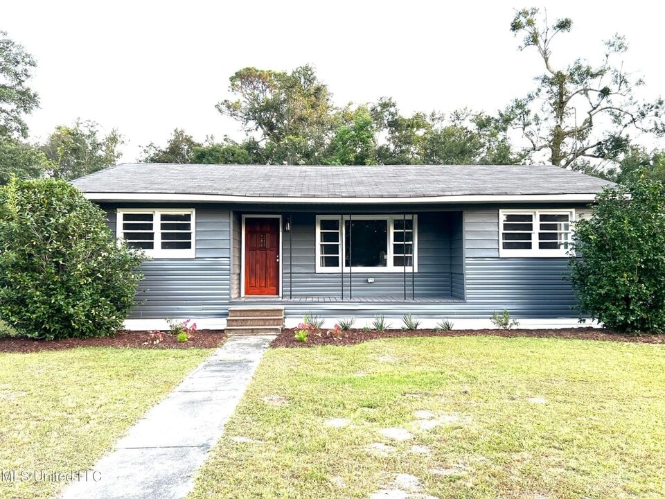 1159 E Old Pass Rd in Long Beach, MS - Foto de edificio