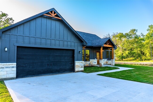 24994 Armagh Rd in Hempstead, TX - Building Photo - Building Photo