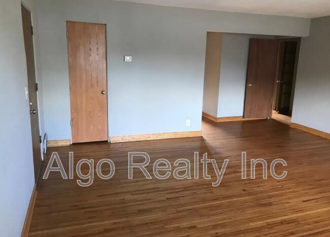 2419 Plymouth Ave N in Minneapolis, MN - Foto de edificio - Building Photo