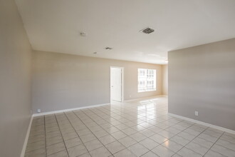 650 W Campus Cir in Fort Lauderdale, FL - Building Photo - Building Photo