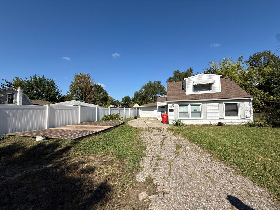 19071 Toepfer Dr in Eastpointe, MI - Building Photo