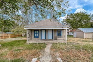 406 Woodward St in Damon, TX - Building Photo