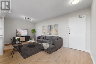 966 Inverhouse Dr in Mississauga, ON - Building Photo - Building Photo