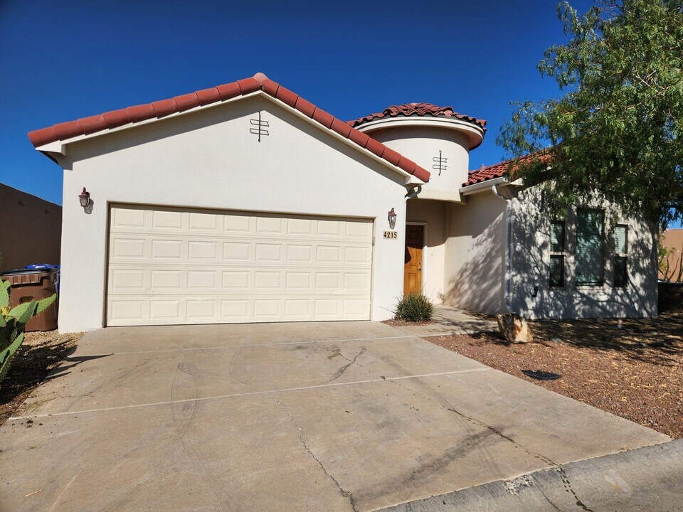 4215 Franzia Rd in Las Cruces, NM - Foto de edificio