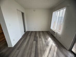 1325 Hoover S St, Unit 209 in Los Angeles, CA - Building Photo - Building Photo