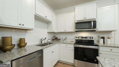 1392 Brooklake Pl in Atlanta, GA - Building Photo - Building Photo