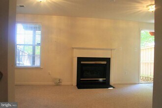 5619 Glenwood Mews Dr in Alexandria, VA - Building Photo - Building Photo