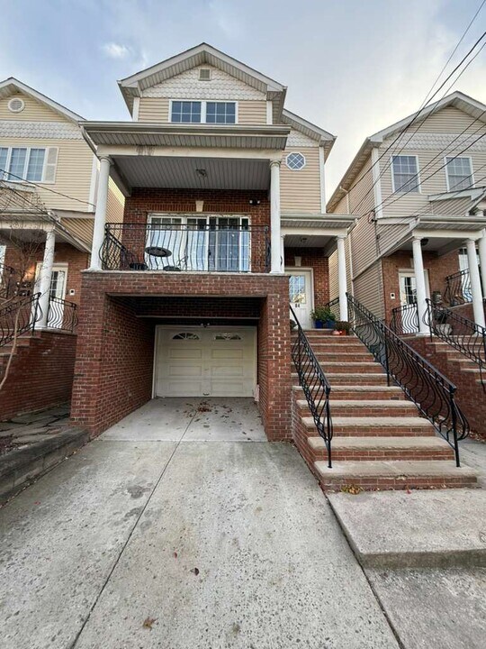84 W 14th St in Bayonne, NJ - Building Photo