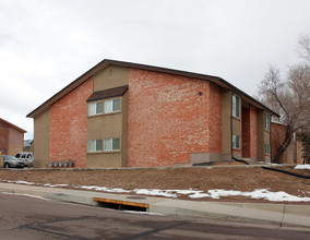 1318 Holland Park Blvd in Colorado Springs, CO - Foto de edificio - Building Photo